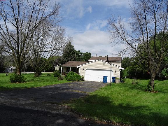 3rd image of 142 Old Farm Ln