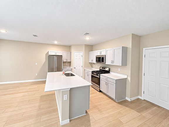 3rd image of 5548 Summer Sunset Dr