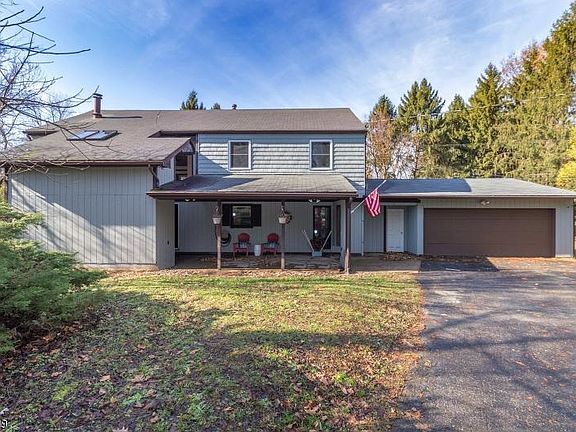 3rd image of 906 Maple Dr