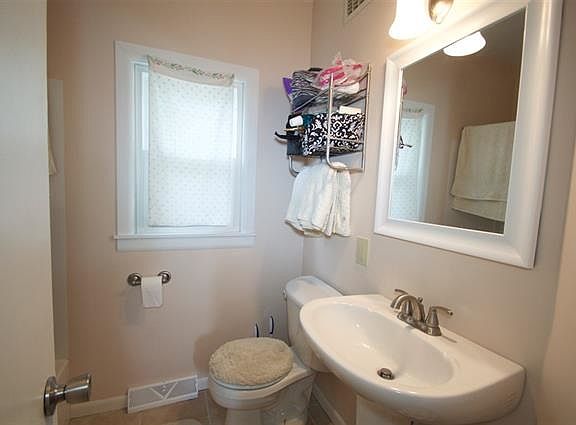 Newly remodeled full bath! 