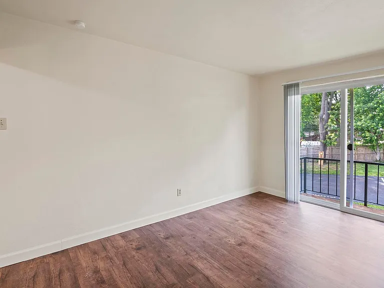 Westport Edge Apartments — Photo 17