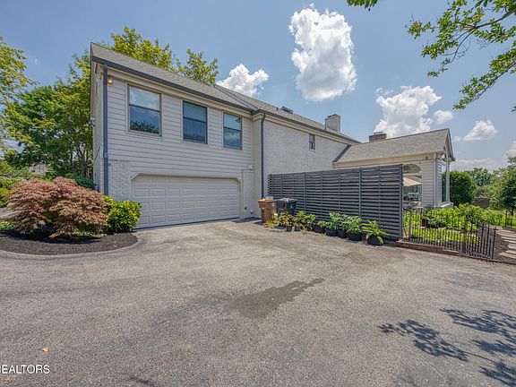 3rd image of 413 Boxwood Sq