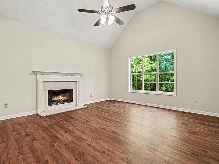181 N Springs Dr — Photo 2