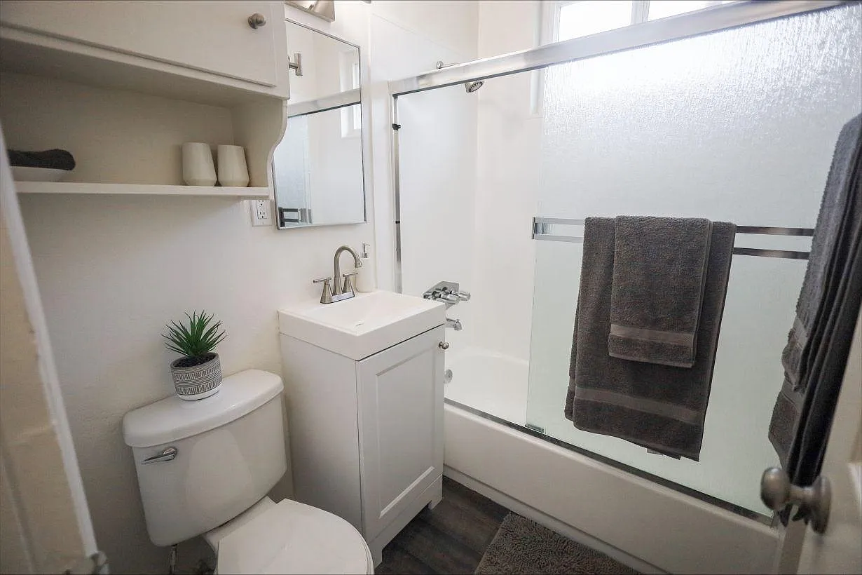 Imperial Village Apartments — Photo 3