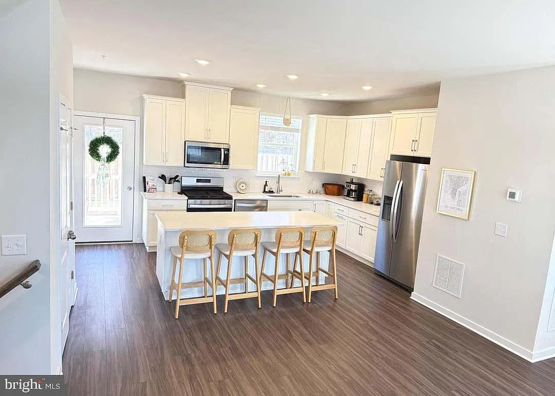 3 bed, 2.5 bath, 2200 sqft, $3,100 — Photo 4