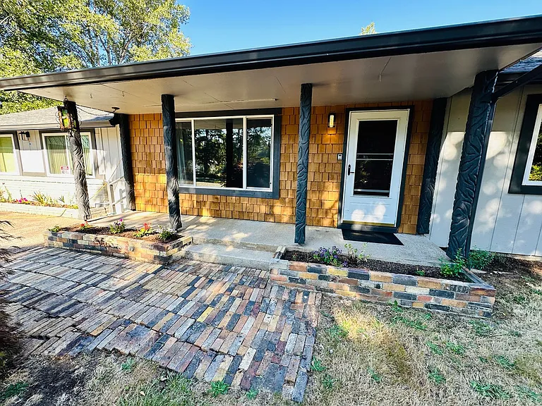 22213 NE 37th Ave — Photo 4