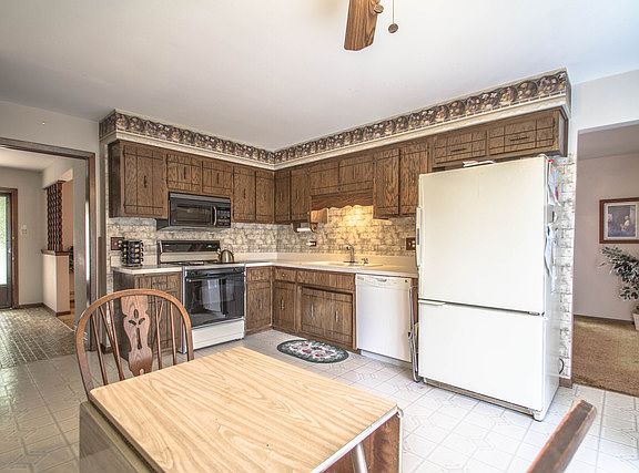 4th image of 8541 Blossom Ln