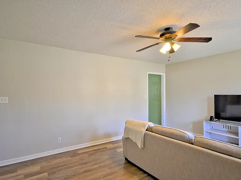422 Woodale Dr — Photo 6