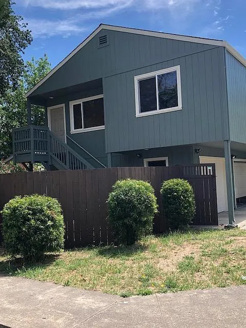 40 3rd St