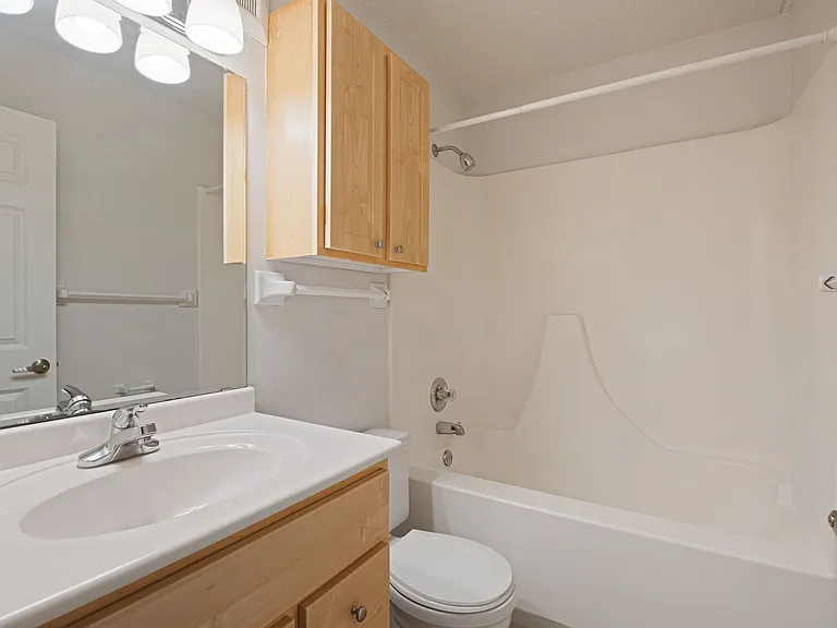 Park Plaza Apartments — Photo 14