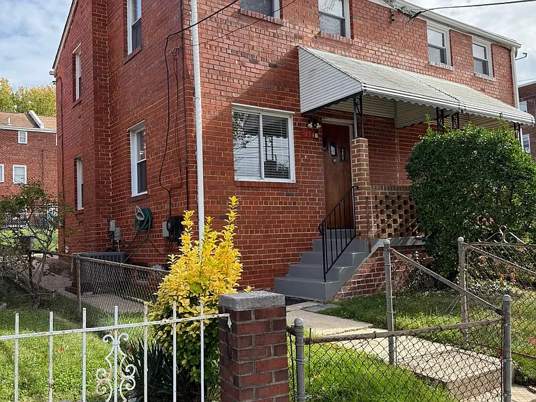 374 Chaplin St SE — Photo 1