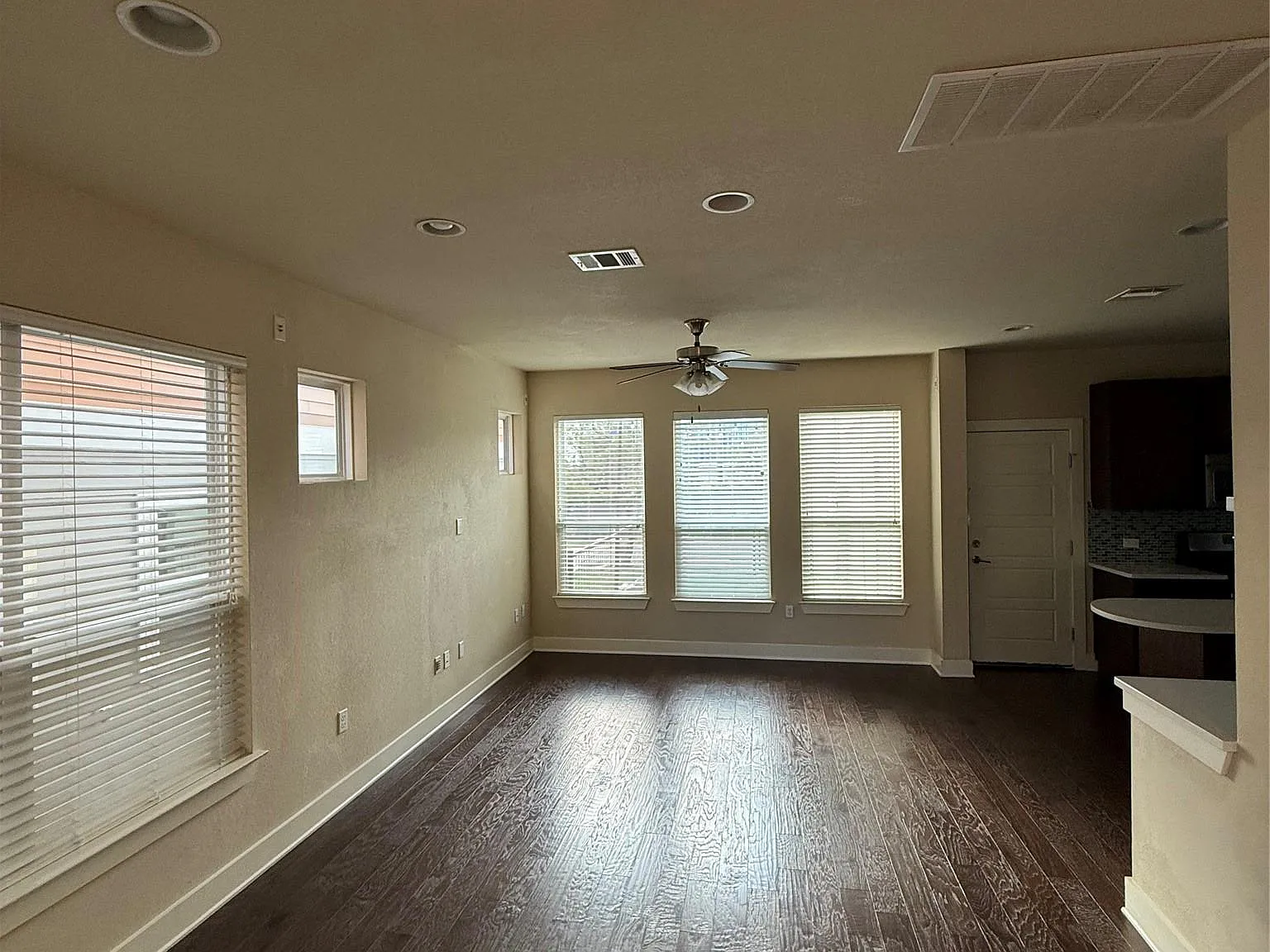 3 bed, 3.0 bath, 1745 sqft, $2,600 — Photo 3