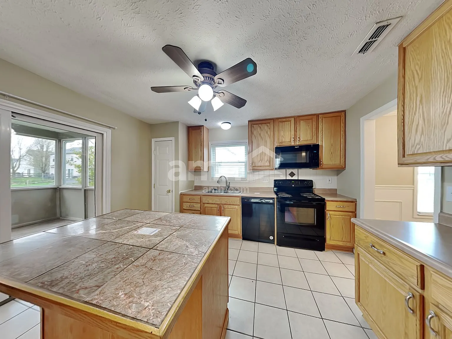 4 bed, 2.5 bath, 2022 sqft, $2,520 — Photo 4