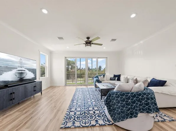 1297 Savona Dr NE, Saint Petersburg, FL 33702