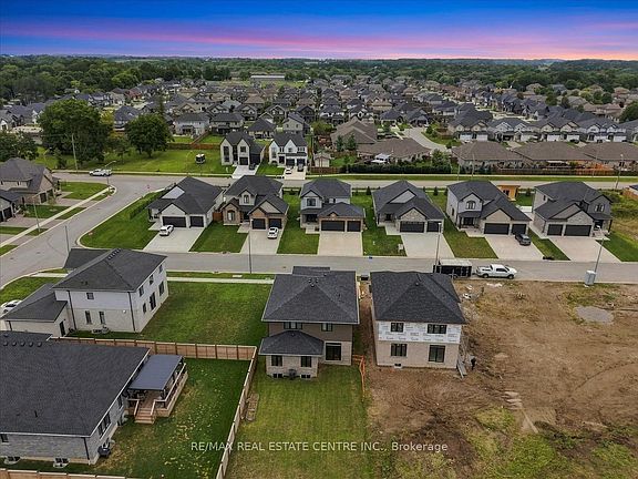 4th image of 31 Ferris Blvd
