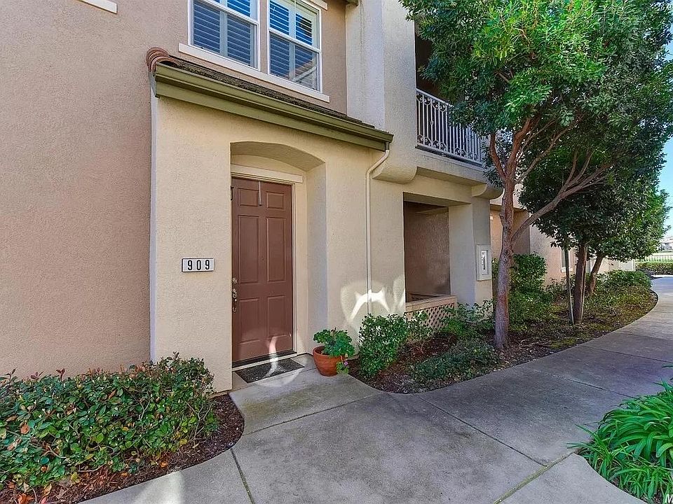 1st image of 909 Esplanade Cir