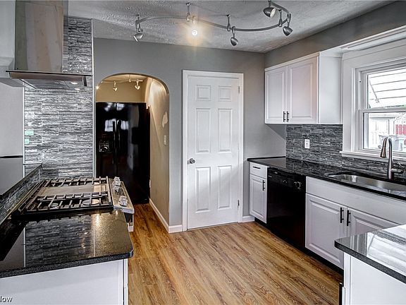 4th image of 838 W 19th St