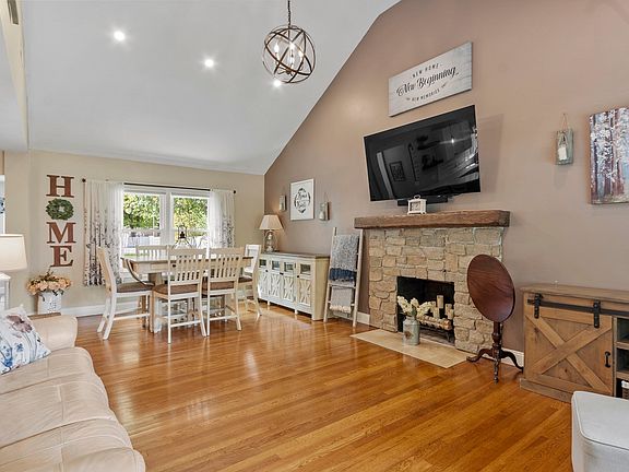 4th image of 36 Harkins St