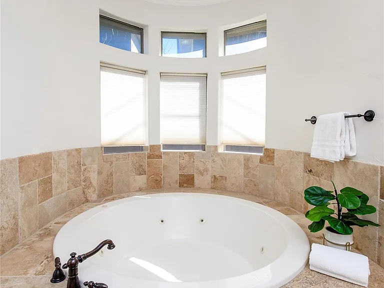3606 S Versailles Ave — Photo 17