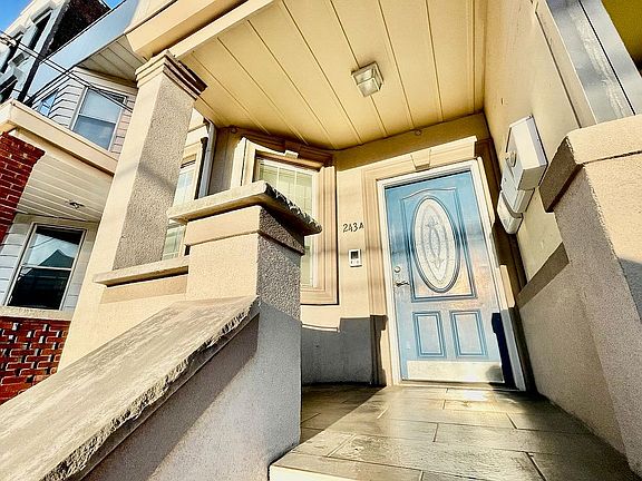 4th image of 243A Summit Ave