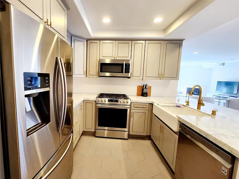 1920 Malcolm Ave #401 — Photo 7