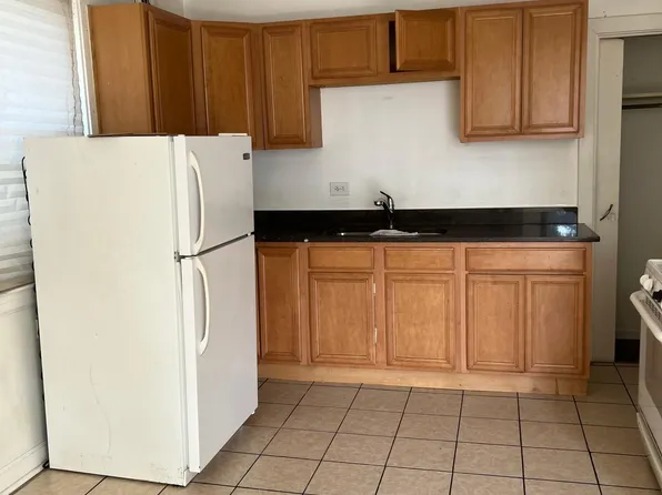 3023 S Broad St #1F, Chicago, IL 60608