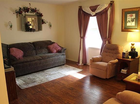4th image of 725 Rose Dr