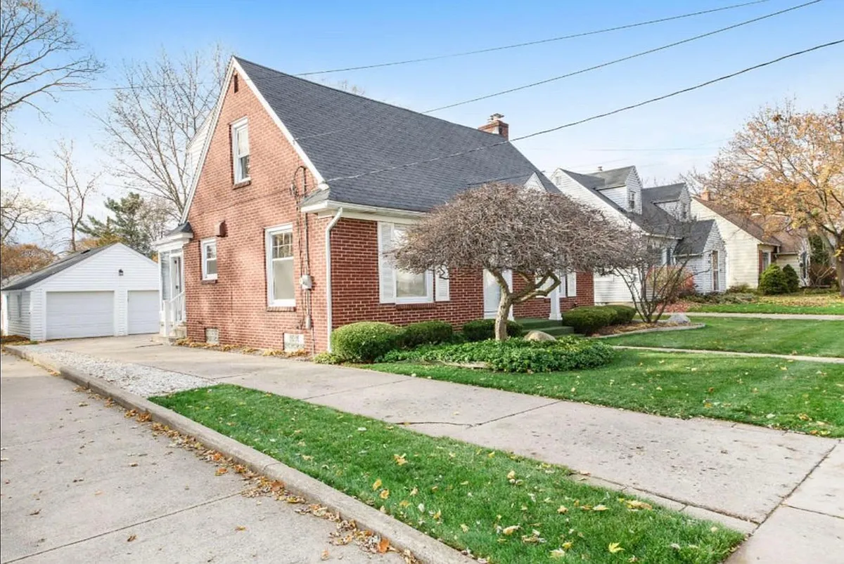 Brick Bungalow with private drive - 2457 Raymond Ave SE