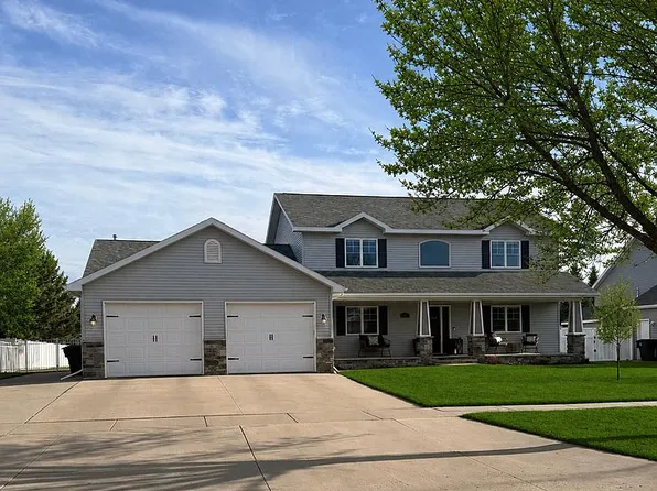 597 Evergreen Dr, Grand Forks, ND 58201