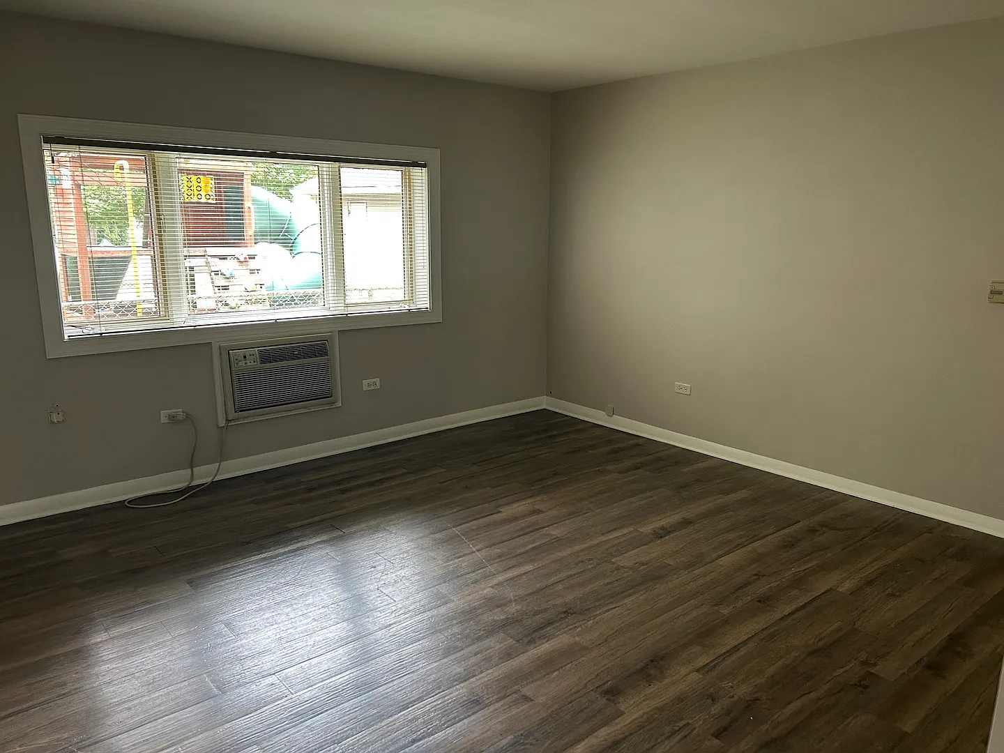 2 bed, 750 sqft, $1,900 — Photo 2
