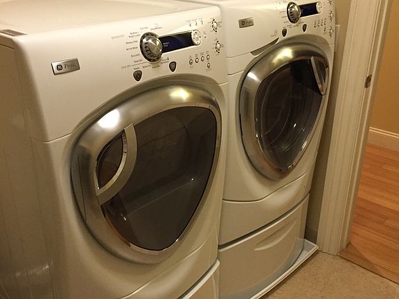 4th image of 325 S Salina St APT 3