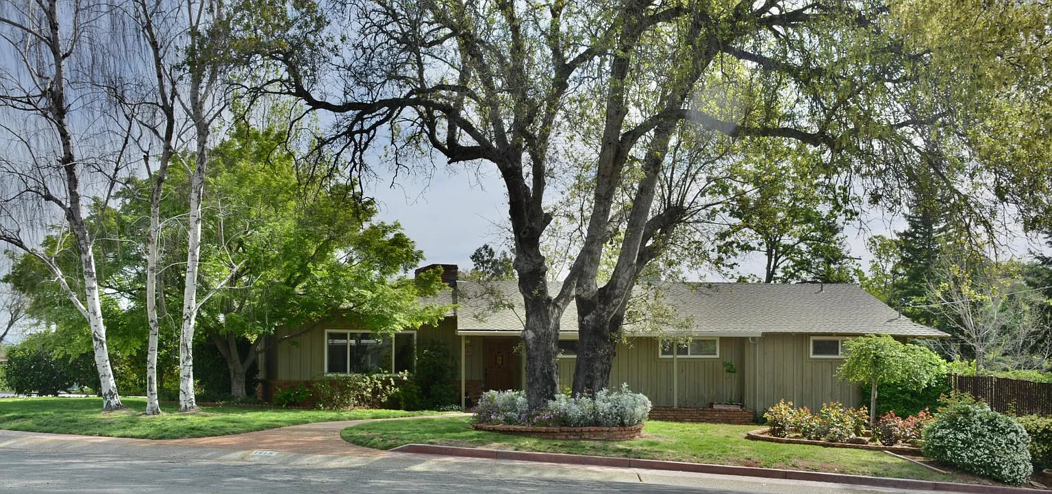 1115 Redbud Dr photo 1