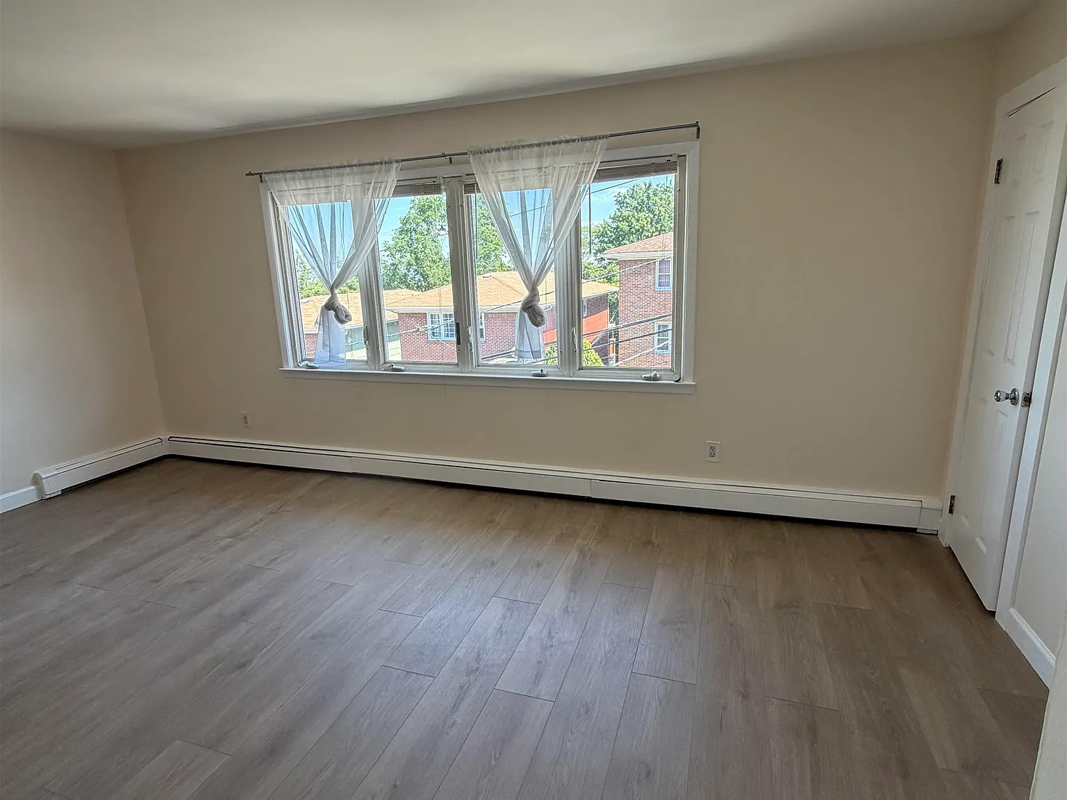 3 bed, 1.0 bath, $3,050 — Photo 4