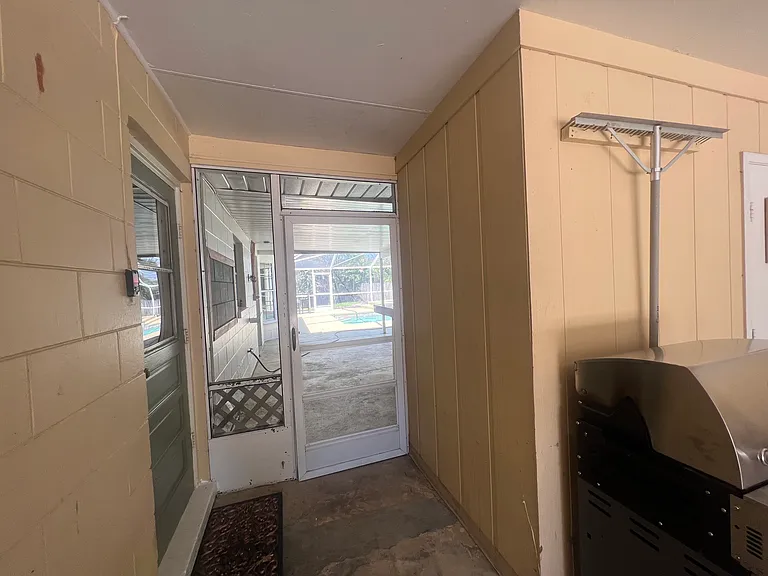 630 Queens Cir — Photo 22