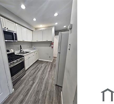 1st image of 43 Garfield Ave Floor 1