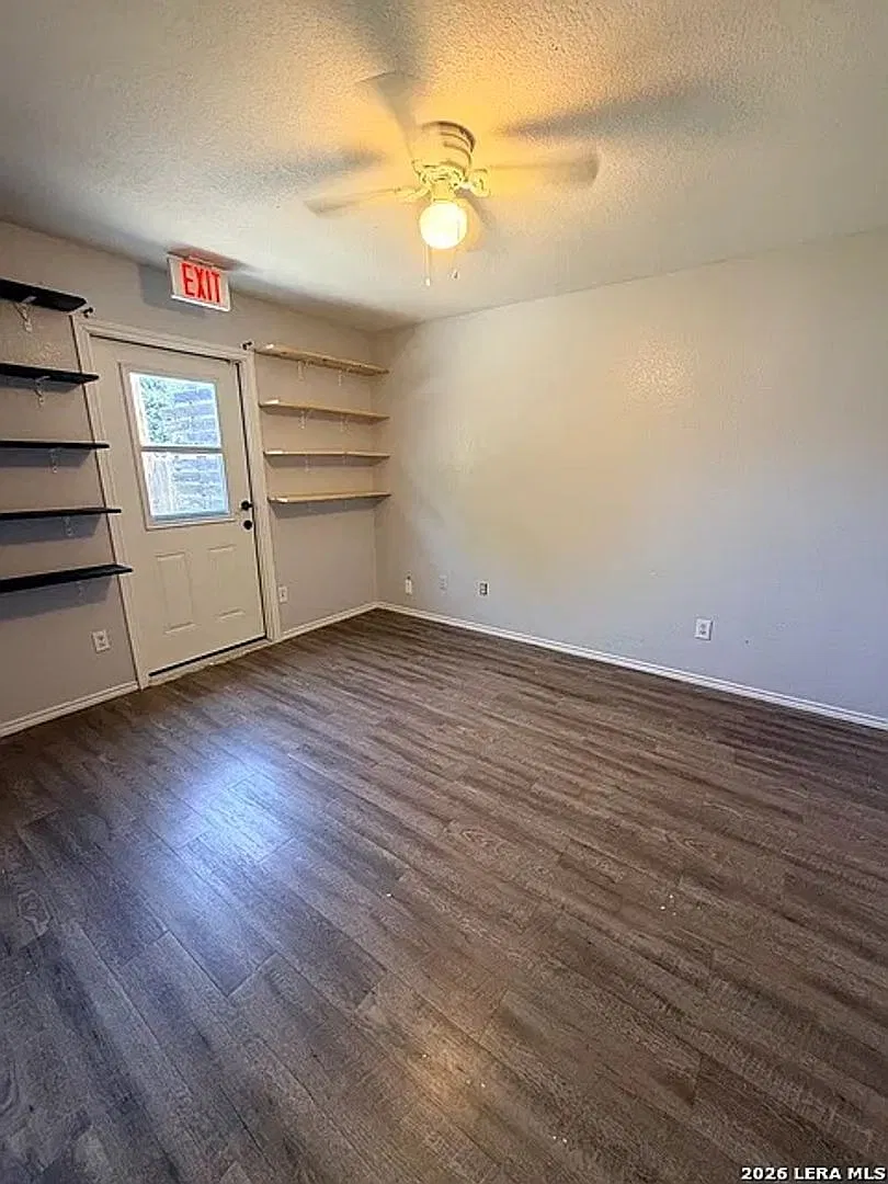 Room in 3 Bedroom Home in San Antonio — Photo 2