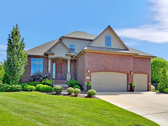 2nd image of 601 N Lakecrest Cir