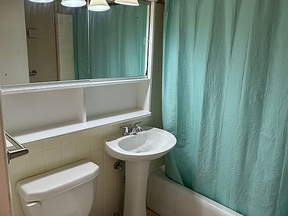2nd image of 3001 Castle Ct