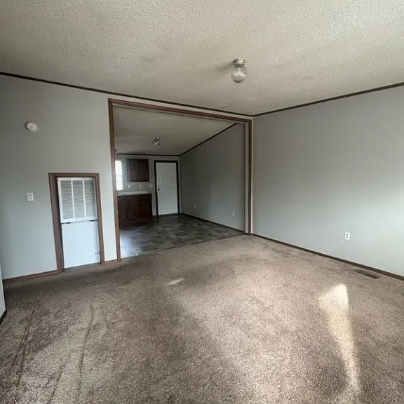 142 Oak St — Photo 2