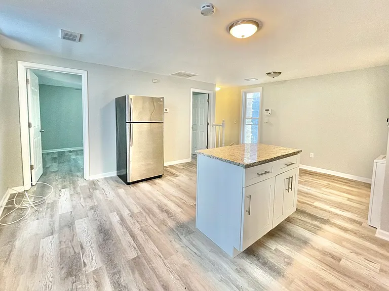 2424 W Iowa St — Photo 15