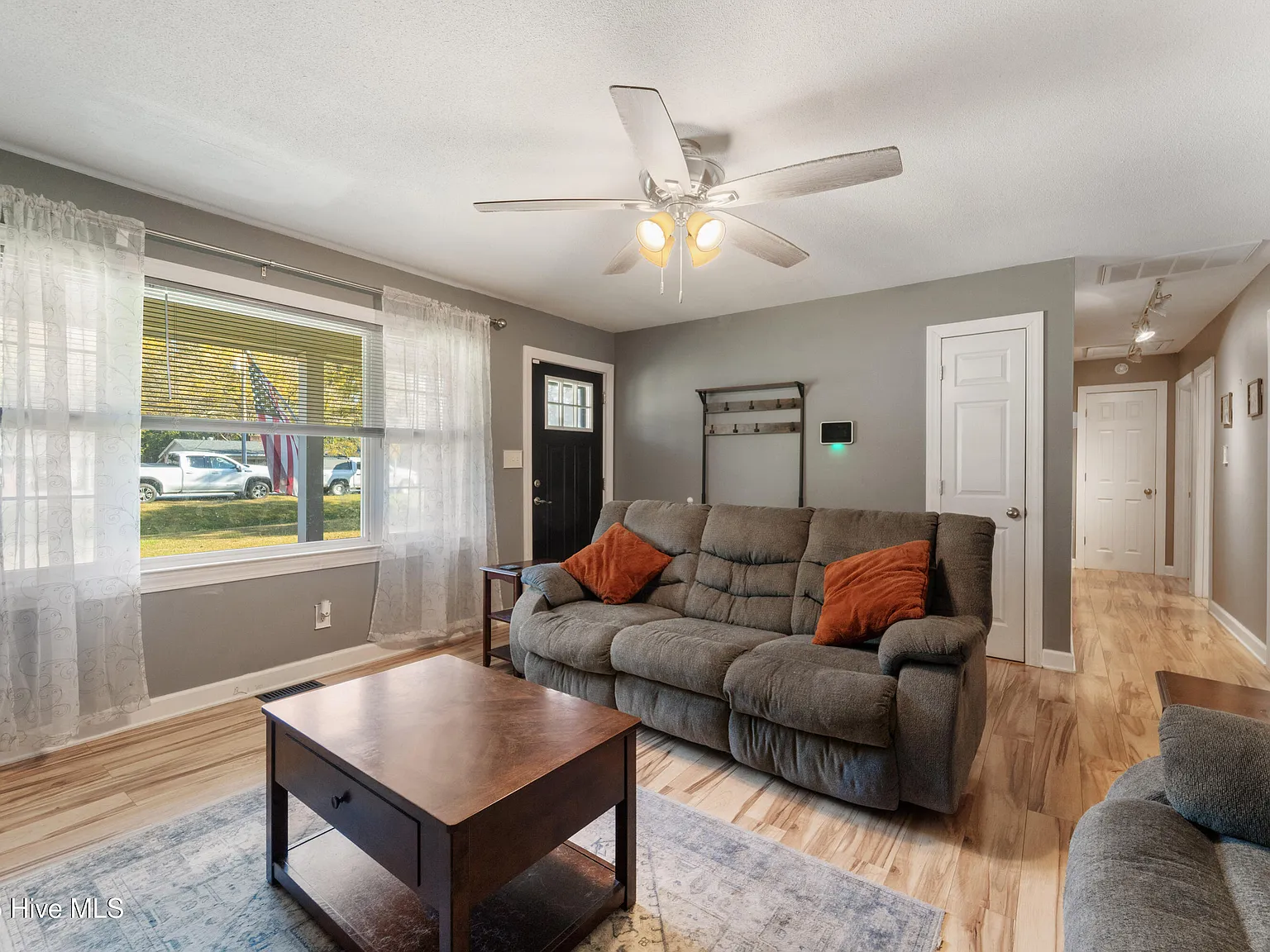 3 bed, 1.5 bath, 1243 sqft, $1,495 — Photo 4