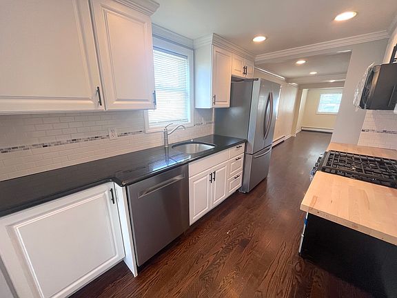 3rd image of 3092 Royal Ave