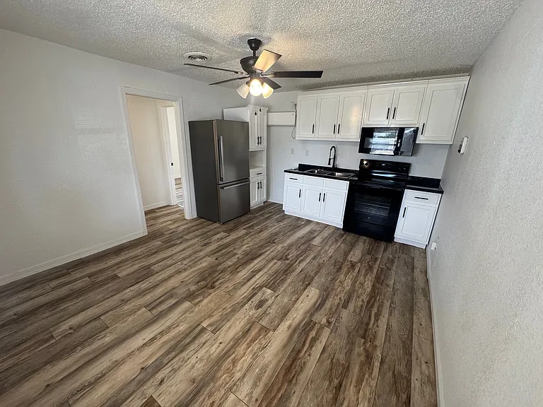 2404 W 9th St — Photo 10
