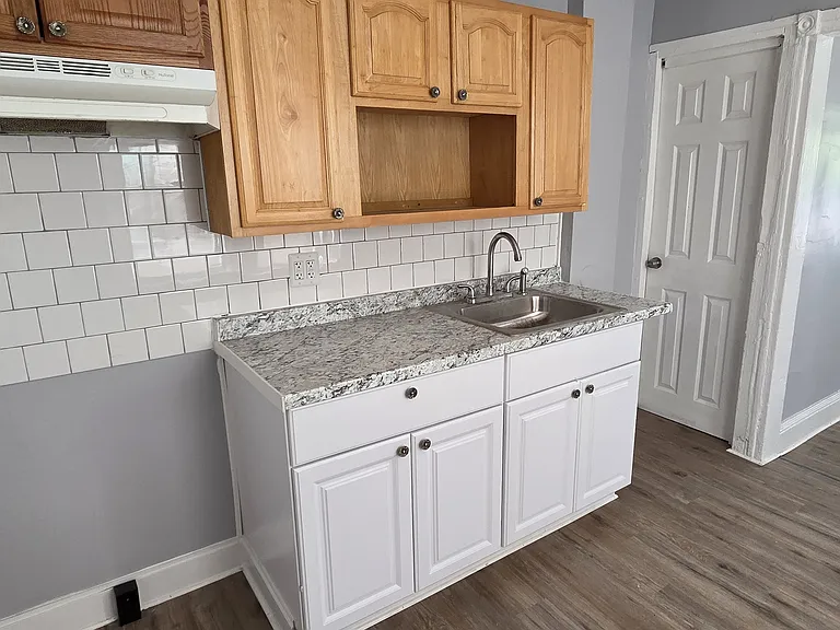 209 E 13th St — Photo 14