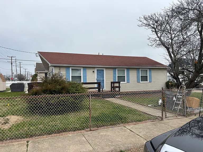 467 N Dover Ave — Photo 2