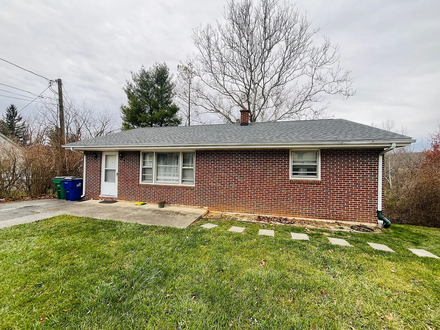 3 Bedroom, 1 Bath House — Photo 1