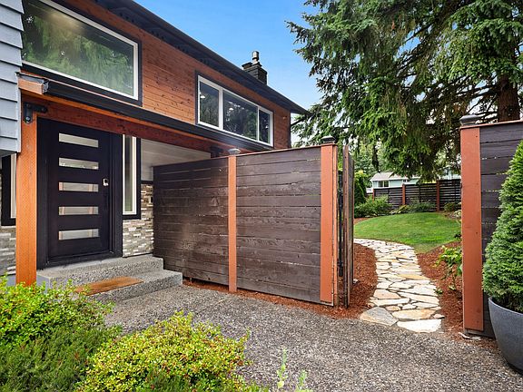 Inviting gated front yard