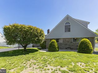 14 Red Berry Rd, Levittown, PA 19056