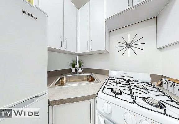 3rd image of 218 E 89th St APT 3E