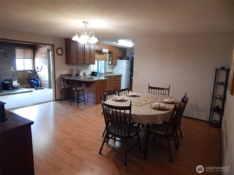 5th image of 522 Penguin Court SE